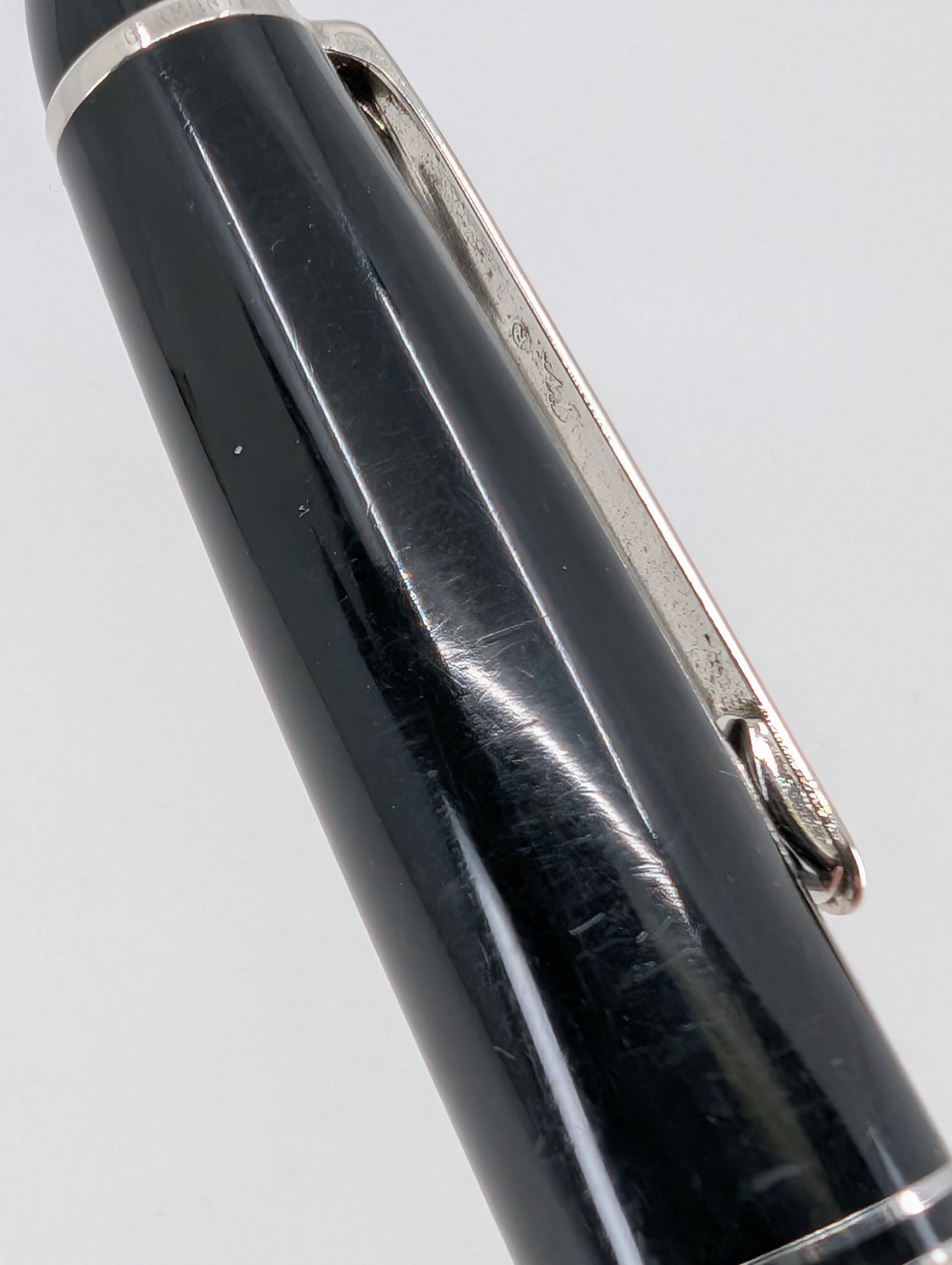 *Consignment* Montblanc Meisterstuck Platinum-Coated LeGrand Rollerball Pen