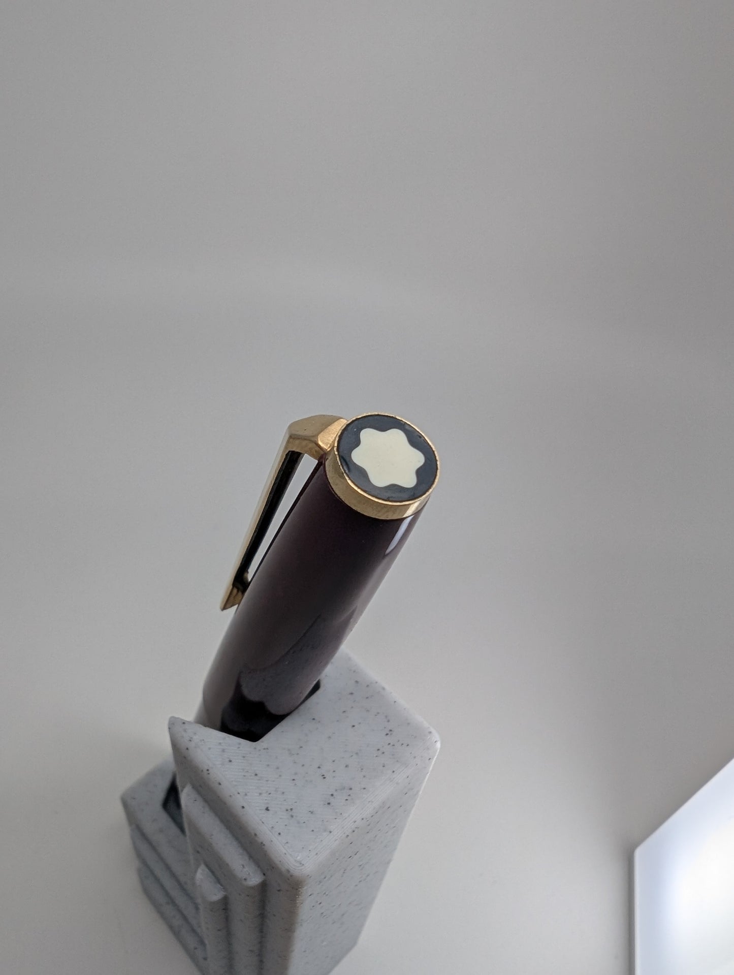*Consignment* Montblanc 320 Burgundy Fountain Pen 14k Gold Nib