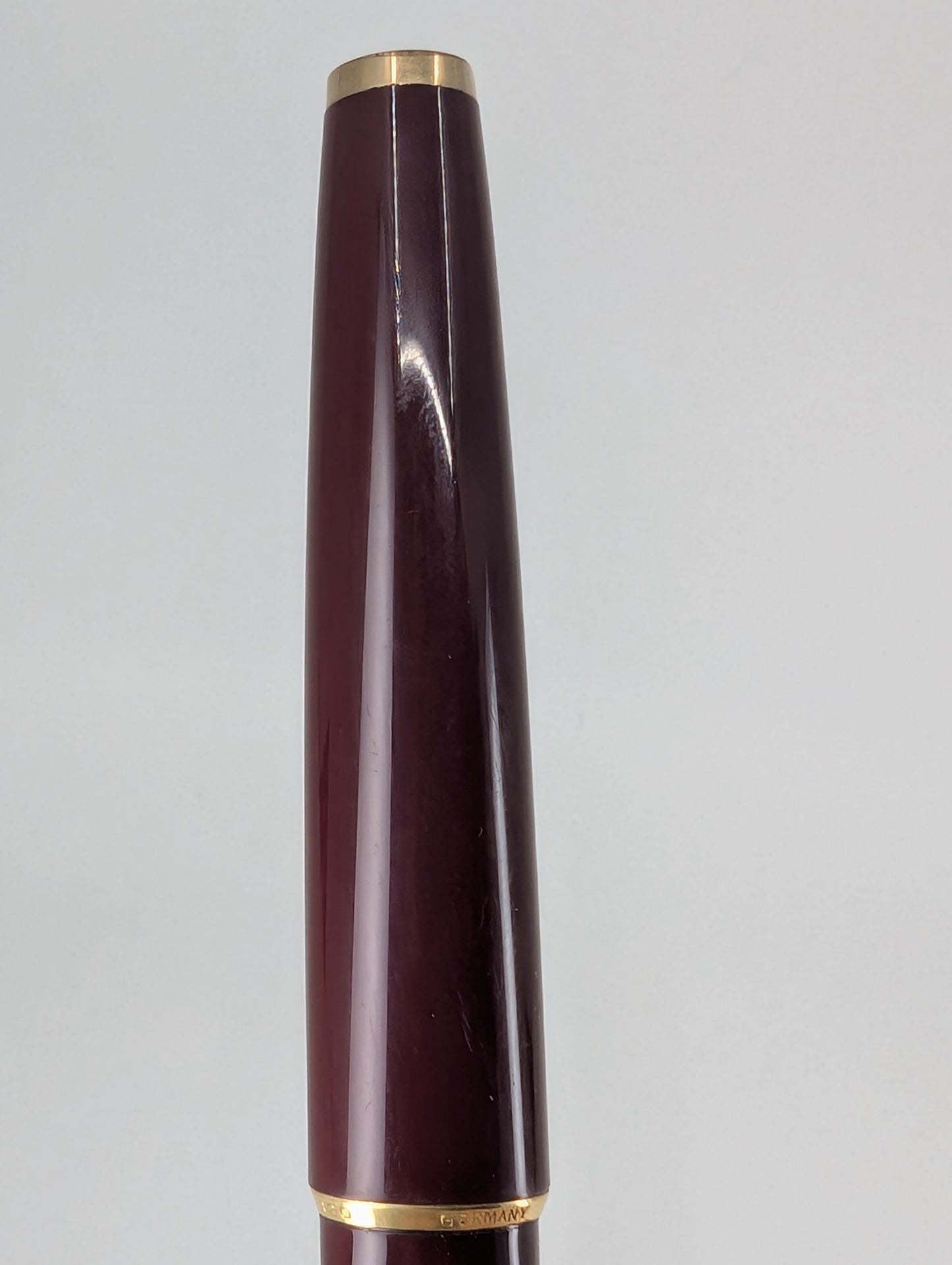 *Consignment* Montblanc 320 Burgundy Fountain Pen 14k Gold Nib