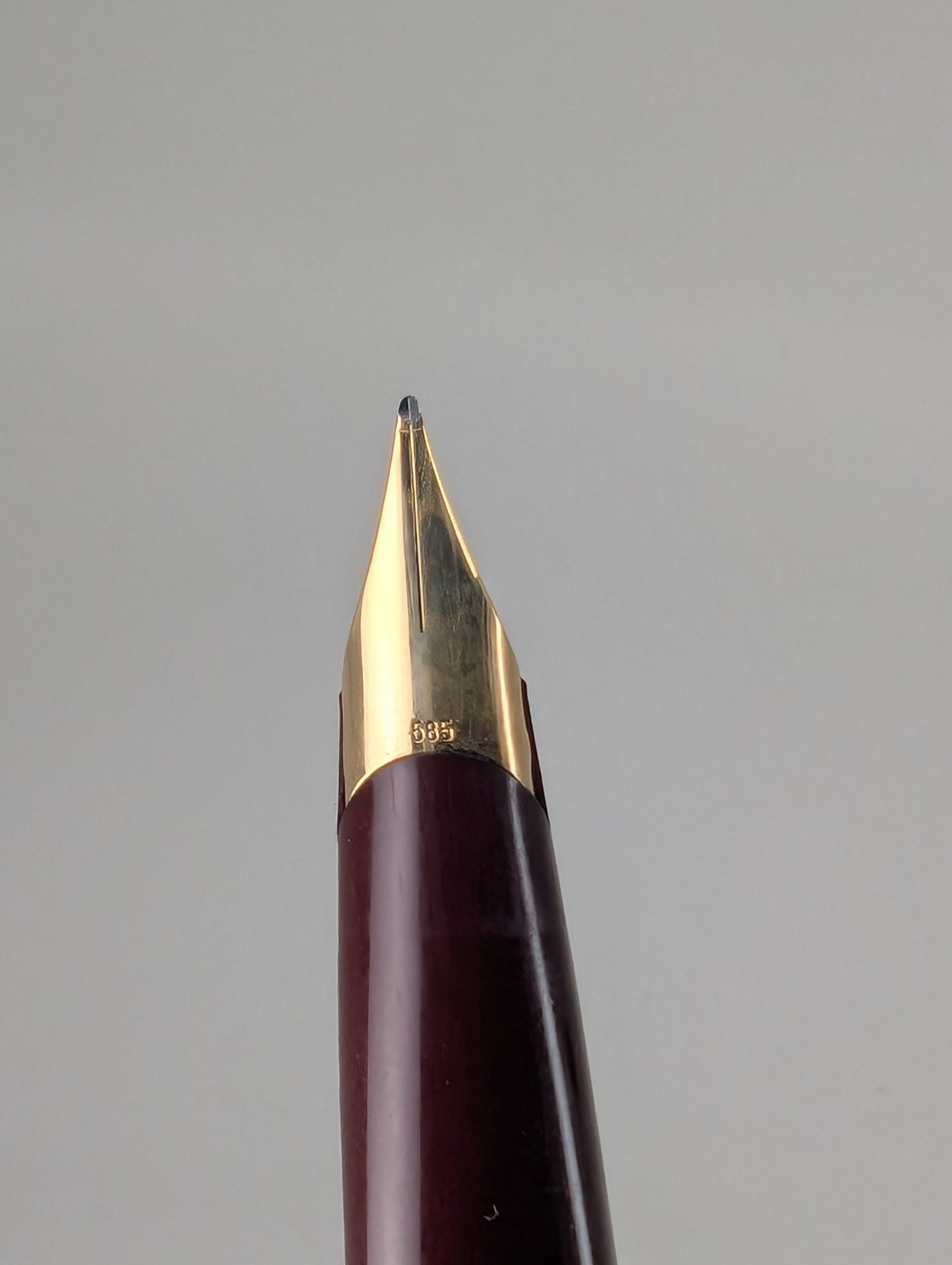 *Consignment* Montblanc 320 Burgundy Fountain Pen 14k Gold Nib