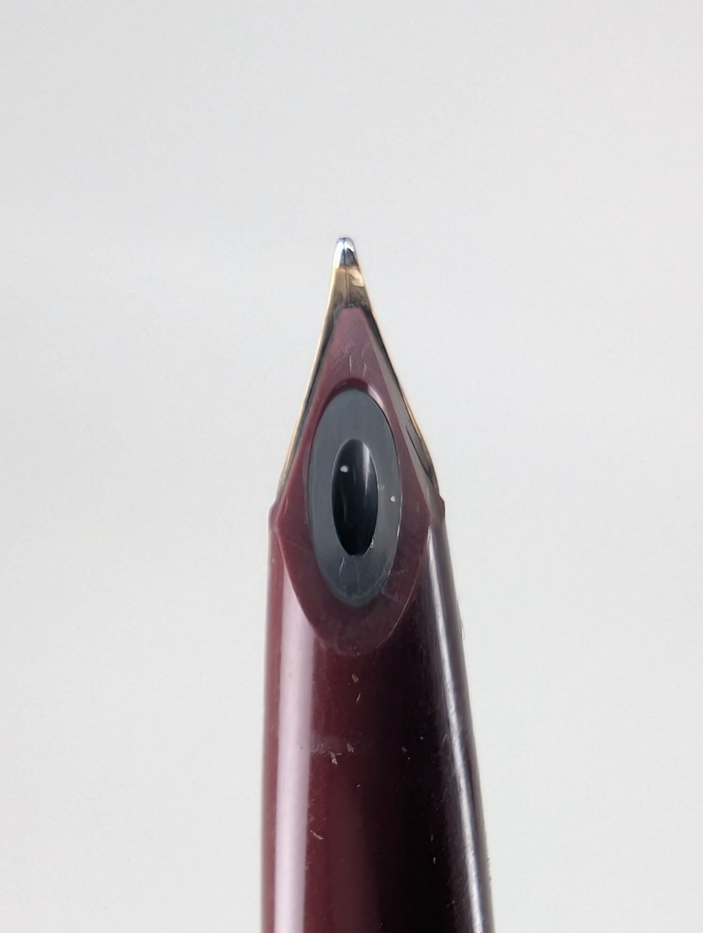 *Consignment* Montblanc 320 Burgundy Fountain Pen 14k Gold Nib