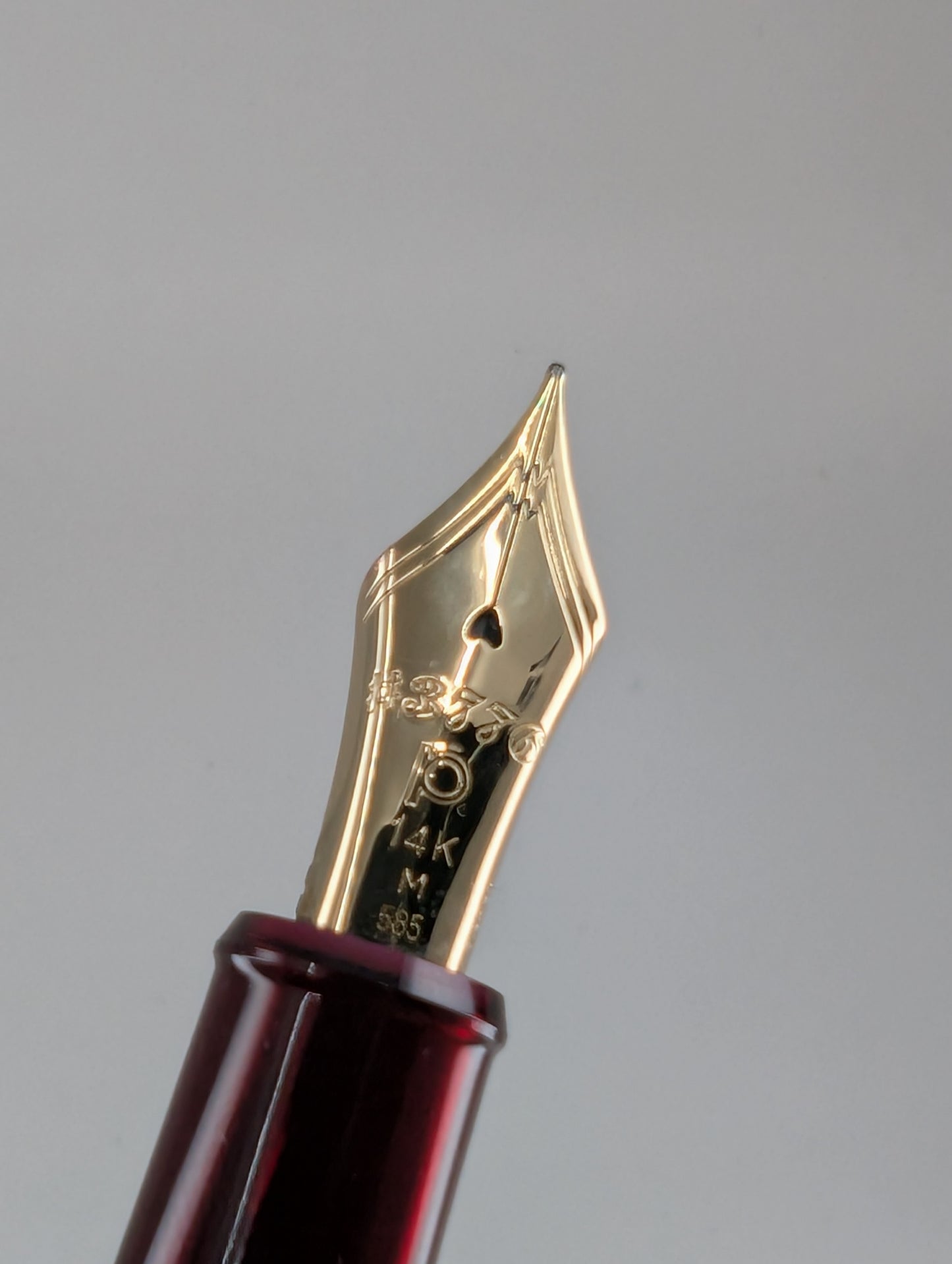 *Consignment* Platinum Century Bourgogne Fountain Pen 14k Gold Medium Nib