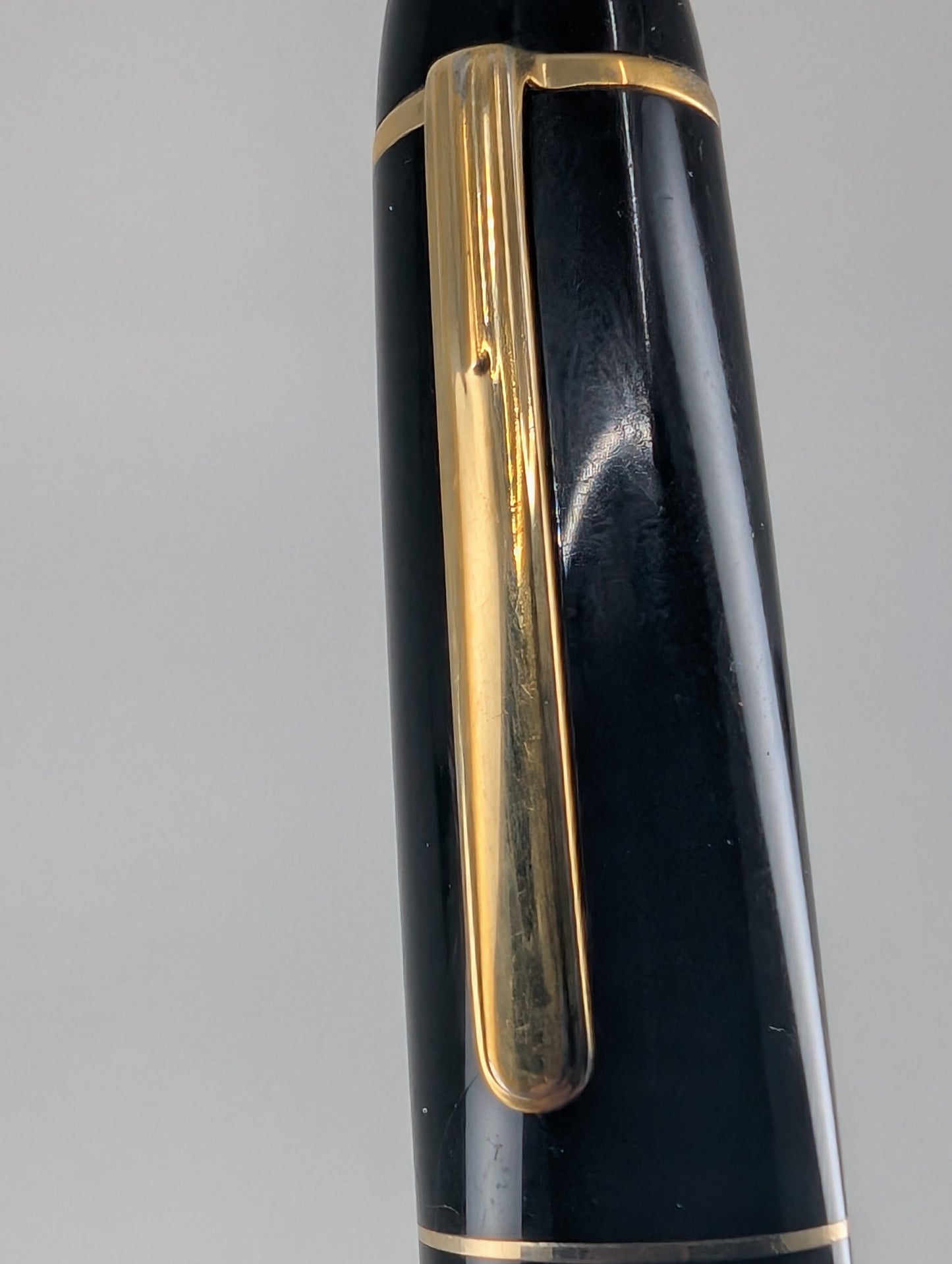 *Consignment* Montblanc Meisterstuck No. 149 Fountain Pen 18k Gold Broad Nib