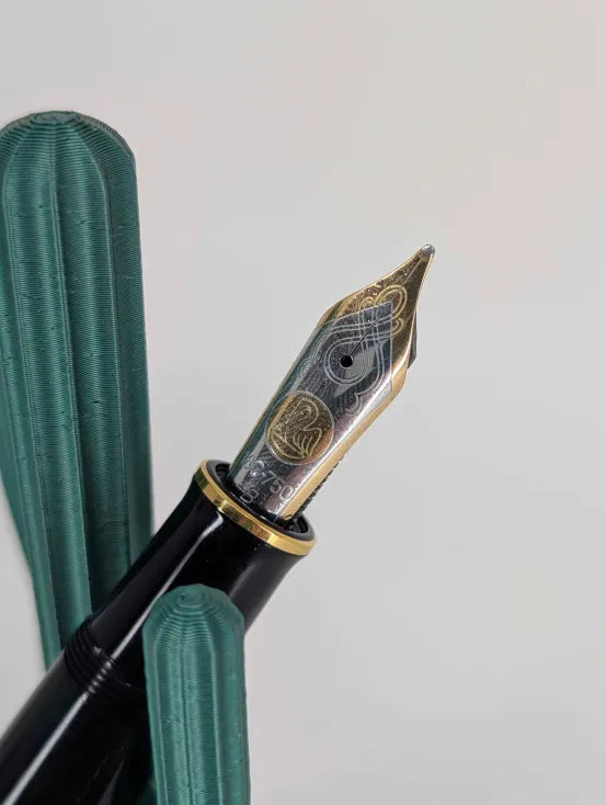 *Consignment* Pelikan M1000 Black Fountain Pen 18c Gold Broad Nib