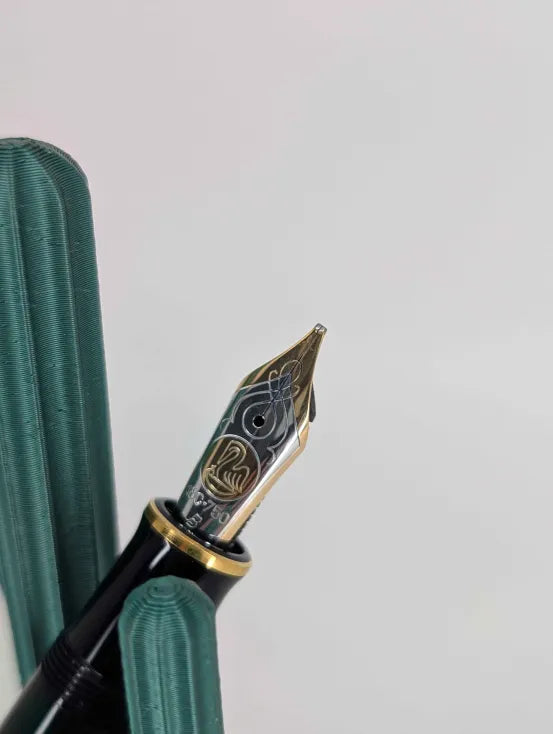 *Consignment* Pelikan M800 Black Fountain Pen 18c Gold Broad Nib w/ Italic Grind