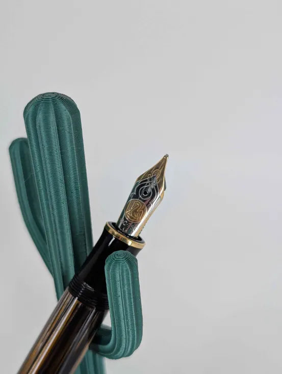 *Consignment* Pelikan M800 Brown & Black S/E Fountain Pen 18c Gold Nib (M)