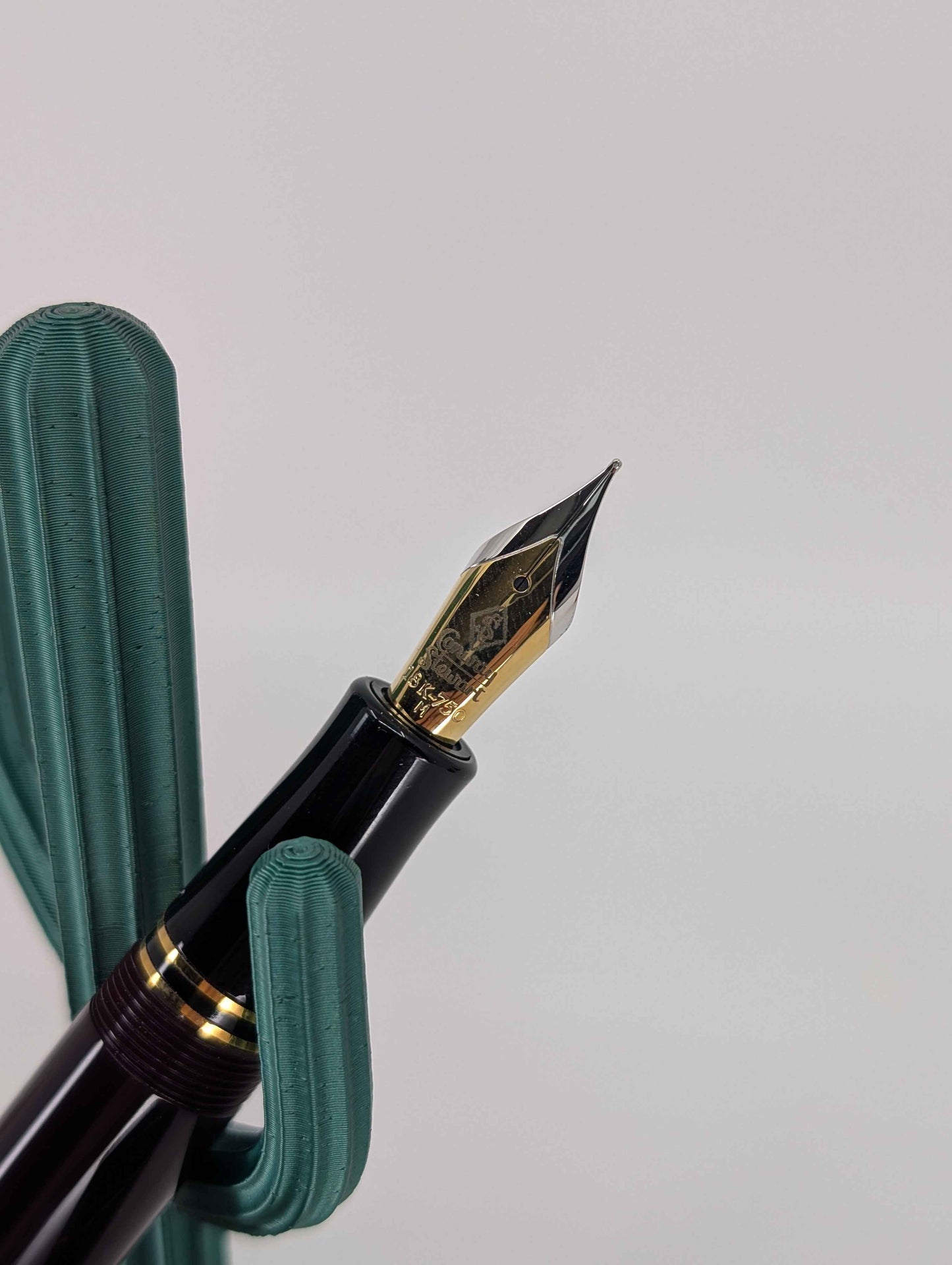 *Consignment* Conway Stewart Churchill FP (M) - Bordeaux No. 27