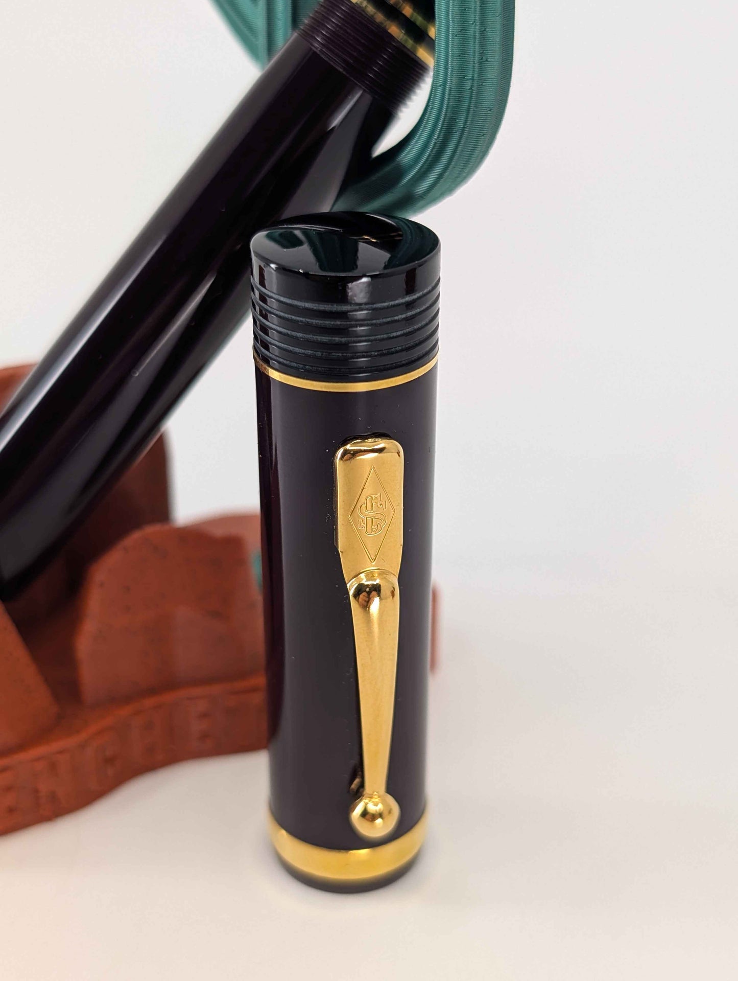 *Consignment* Conway Stewart Churchill FP (M) - Bordeaux No. 27
