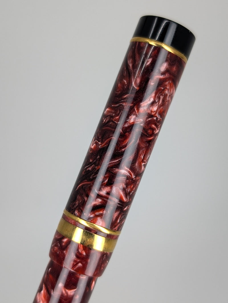 *Consignment* Parker International Duofold Burgundy Marble Fountain Pen 18k Gold Fine Nib