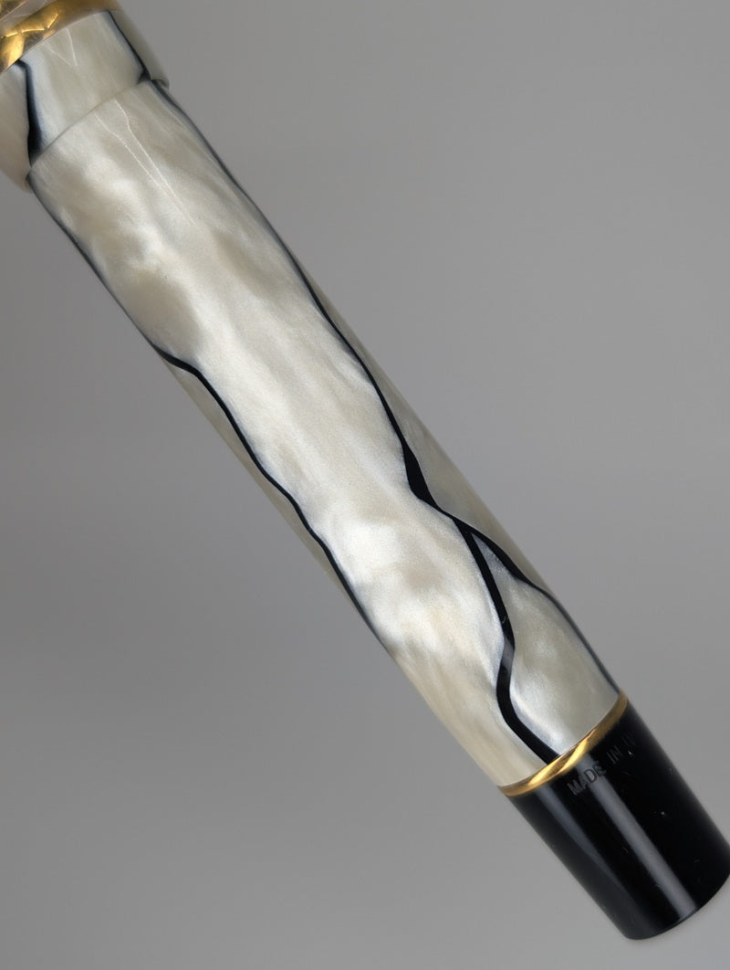 *Consignment* Parker International Duofold White Marble Fountain Pen 18k Gold Fine Nib