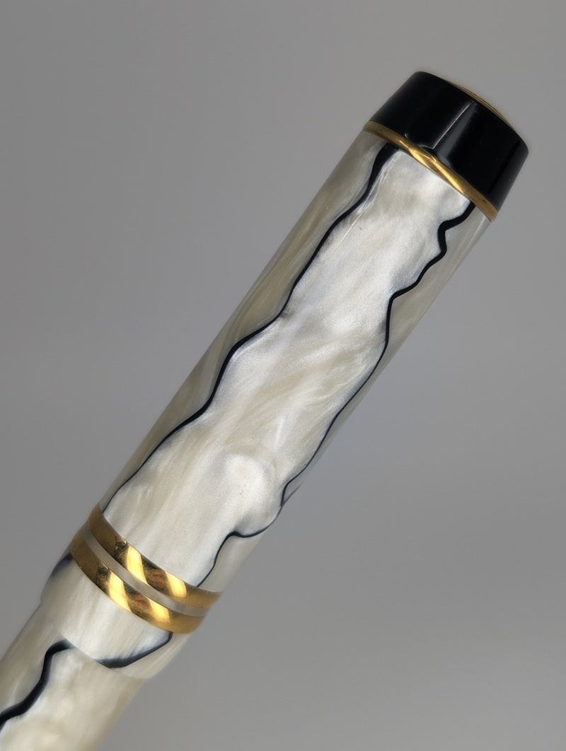 *Consignment* Parker International Duofold White Marble Fountain Pen 18k Gold Fine Nib