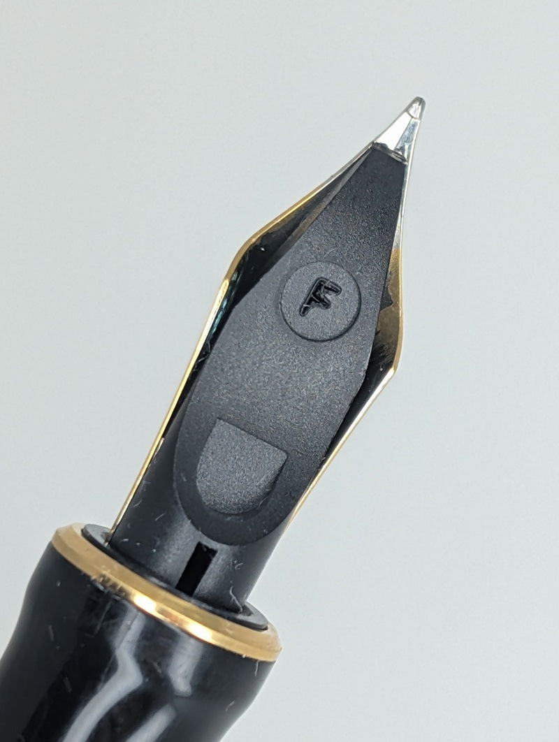 *Consignment* Parker International Duofold White Marble Fountain Pen 18k Gold Fine Nib