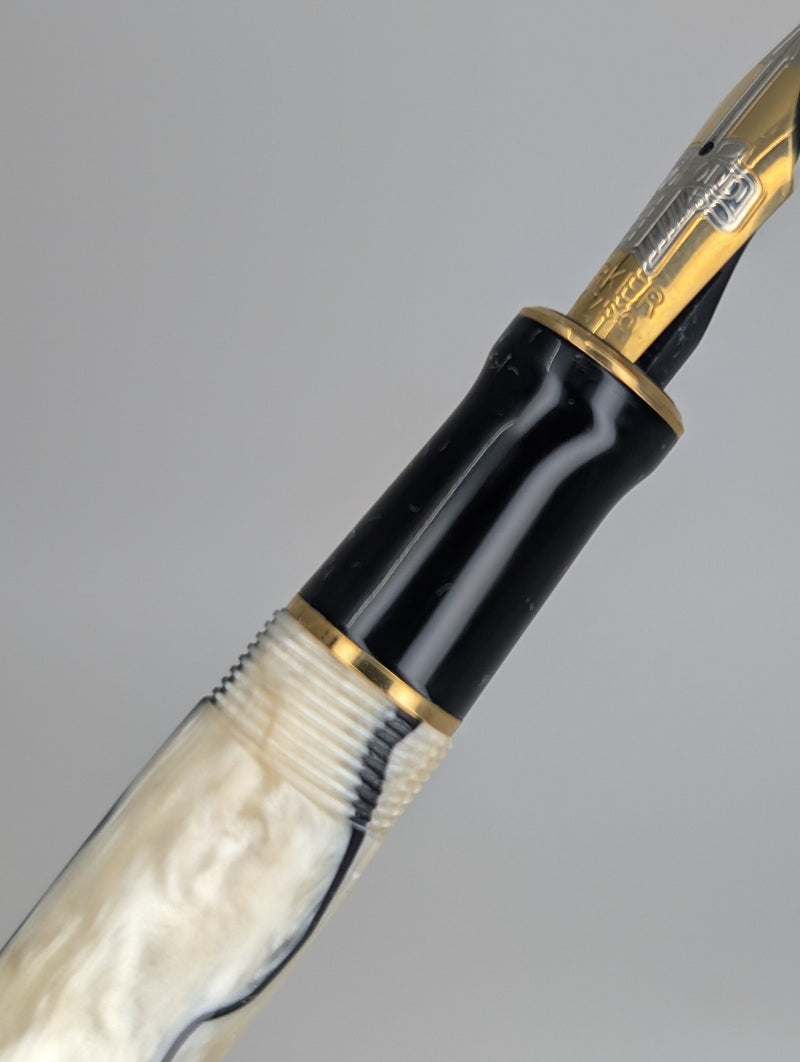 *Consignment* Parker International Duofold White Marble Fountain Pen 18k Gold Fine Nib