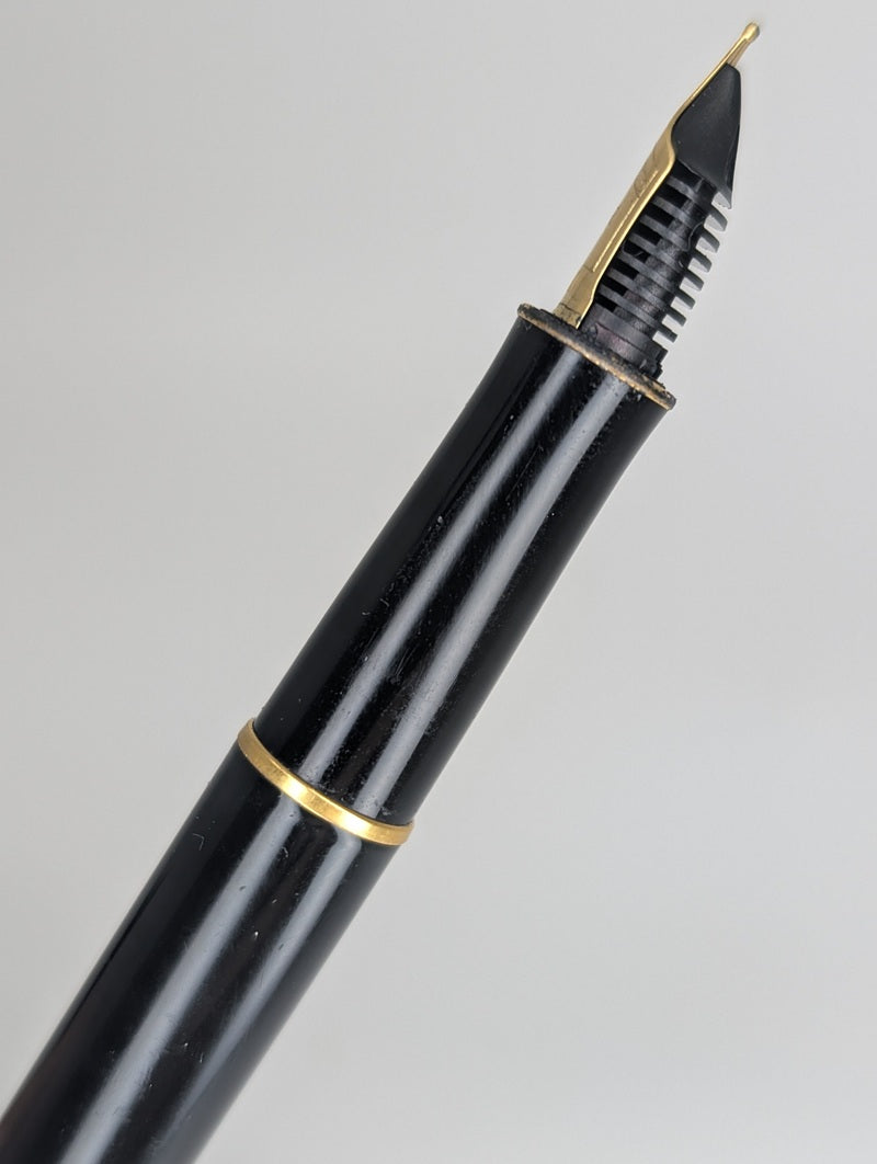 *Consignment* Parker Sonnet Black / Gold Fountain Pen 18k Gold Medium Nib
