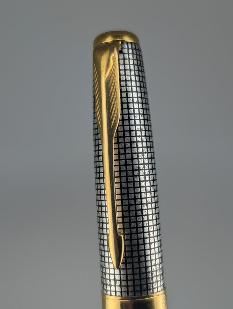 *Consignment* Parker Sonnet Cisele Silver Fountain Pen 18k Gold Medium Nib