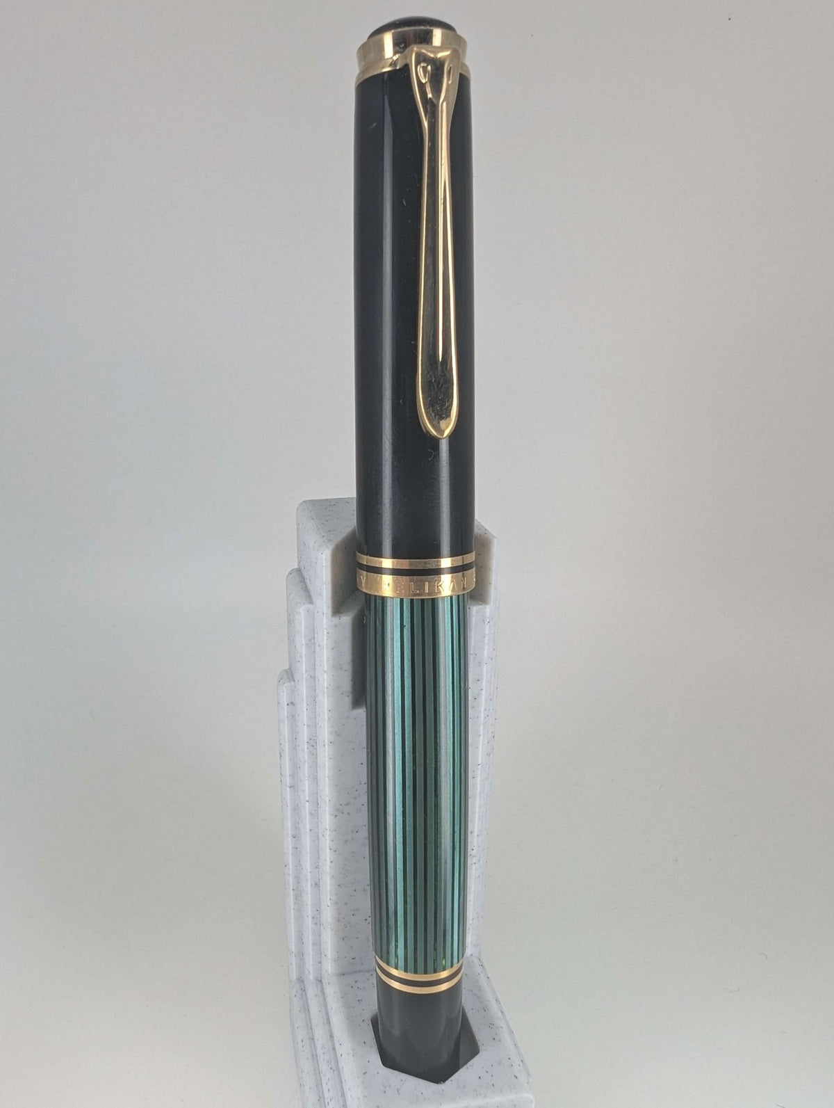*Consignment* Pelikan M1000 Green / Black Fountain Pen 18c Gold Medium Nib