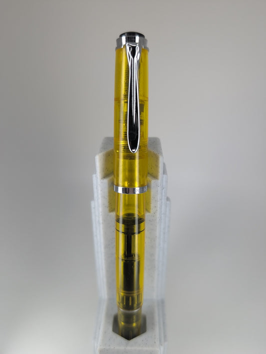 *Consignment* Pelikan M205 Highlighter Fountain Pen Steel BB Nib Pen of the Year 2021