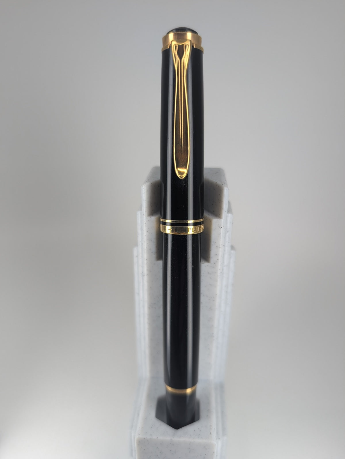 *Consignment* Vintage Pelikan M400 W. Germany Black / Gold Fountain Pen 18k Gold Medium Nib