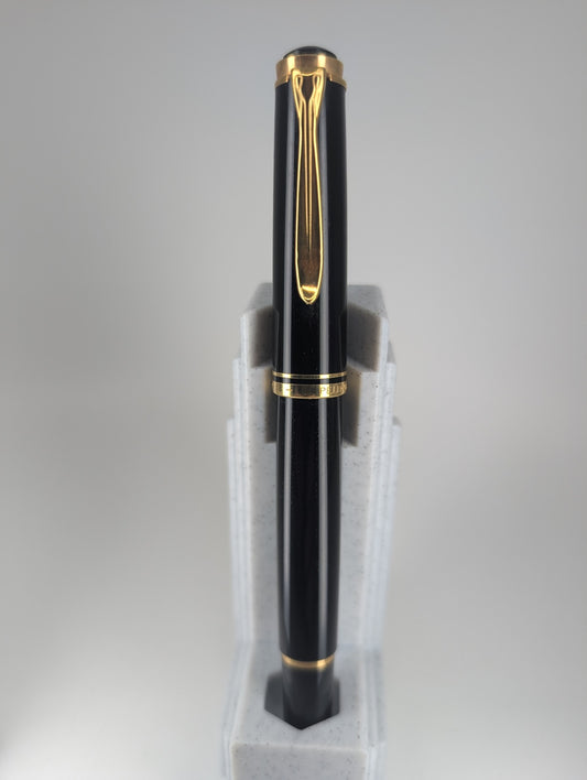 *Consignment* Vintage Pelikan M400 W. Germany Black / Gold Fountain Pen 18k Gold Medium Nib