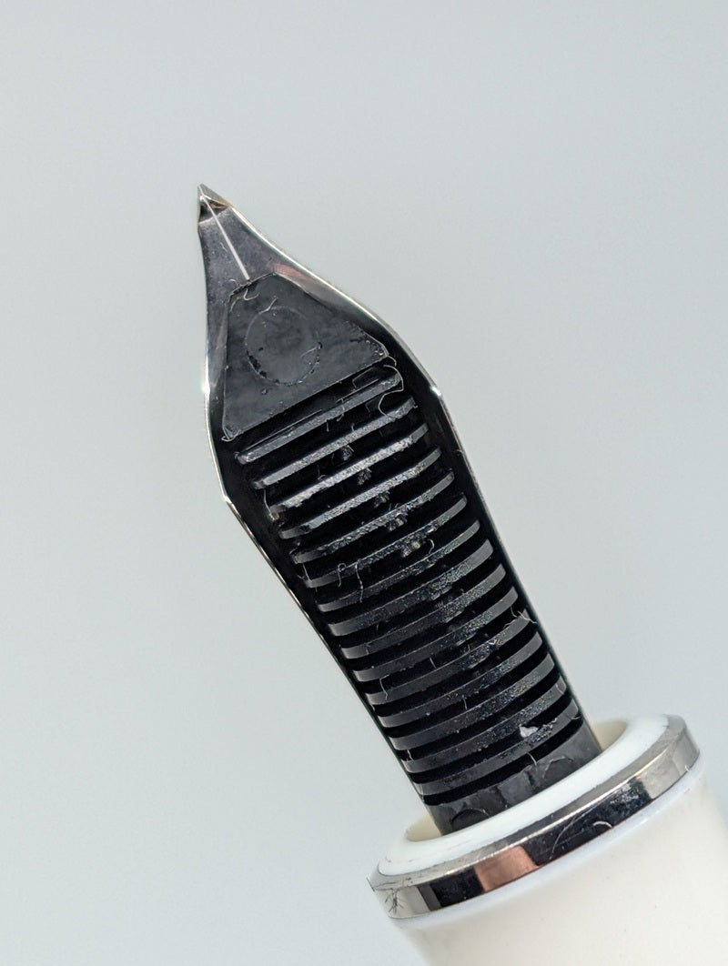 *Consignment* Pelikan M605 White Stripe Fountain Pen 14k Gold Architect Medium Nib