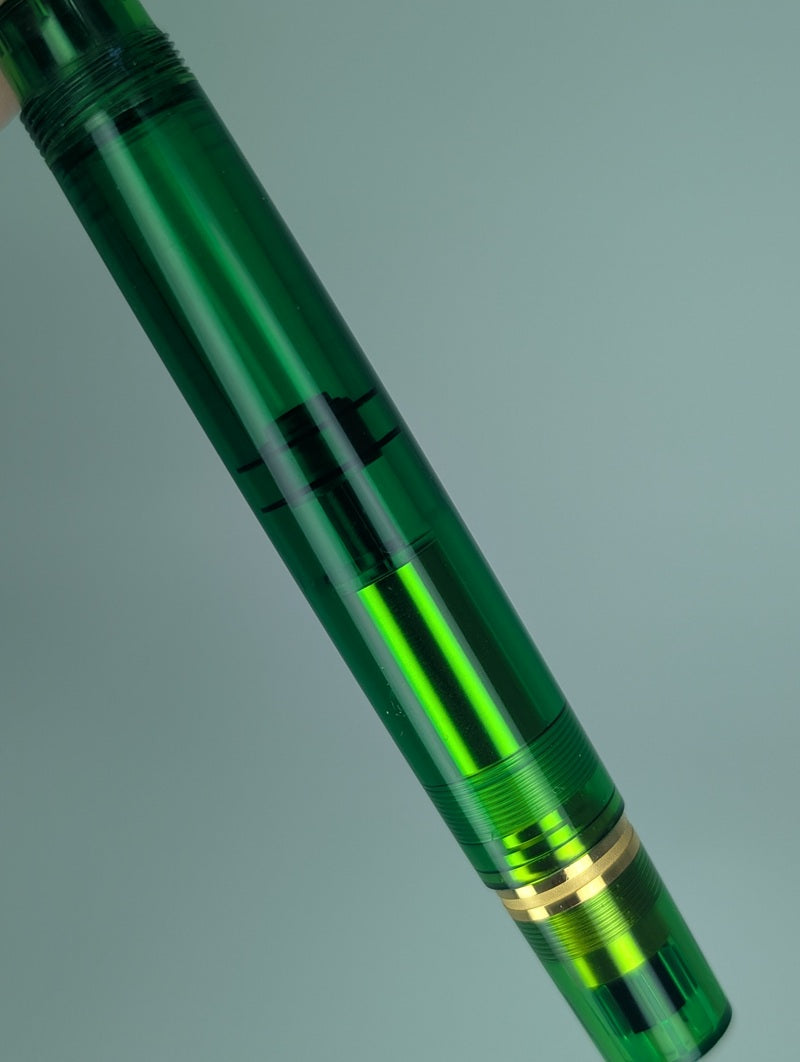 *Consignment* Pelikan M800 Green Demonstrator Fountain Pen 18k Gold Fine Nib
