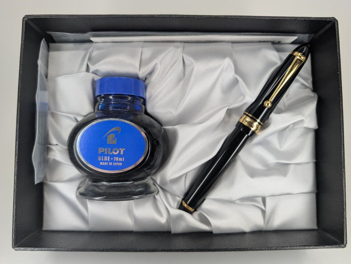 *Consignment* Pilot Custom 743 Black Fountain Pen 14k Gold Fine Nib