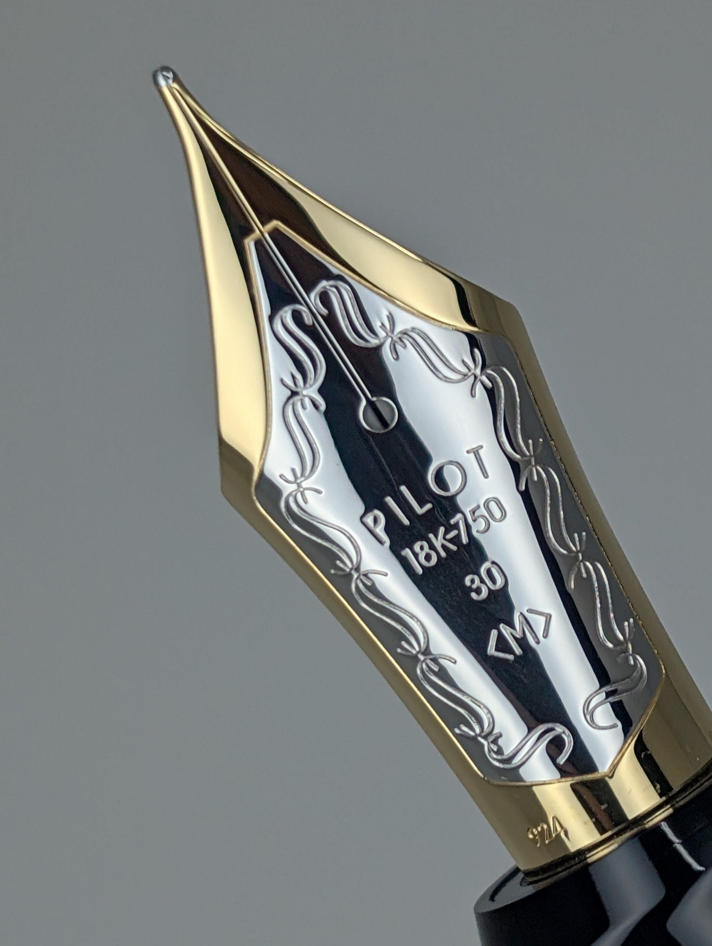 Pilot Custom Urushi Vermilion Fountain Pen 18k Gold Medium Nib