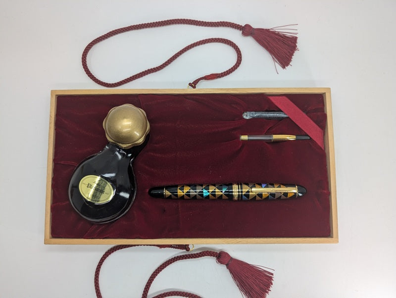 *Consignment* Platinum President Raden Urushi "Urokomo" Fountain Pen 18k Gold Medium Nib