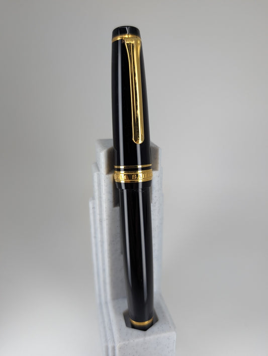 *Consignment* Sailor ProGear Black / Gold Fountain Pen 21k Gold Fine Nib
