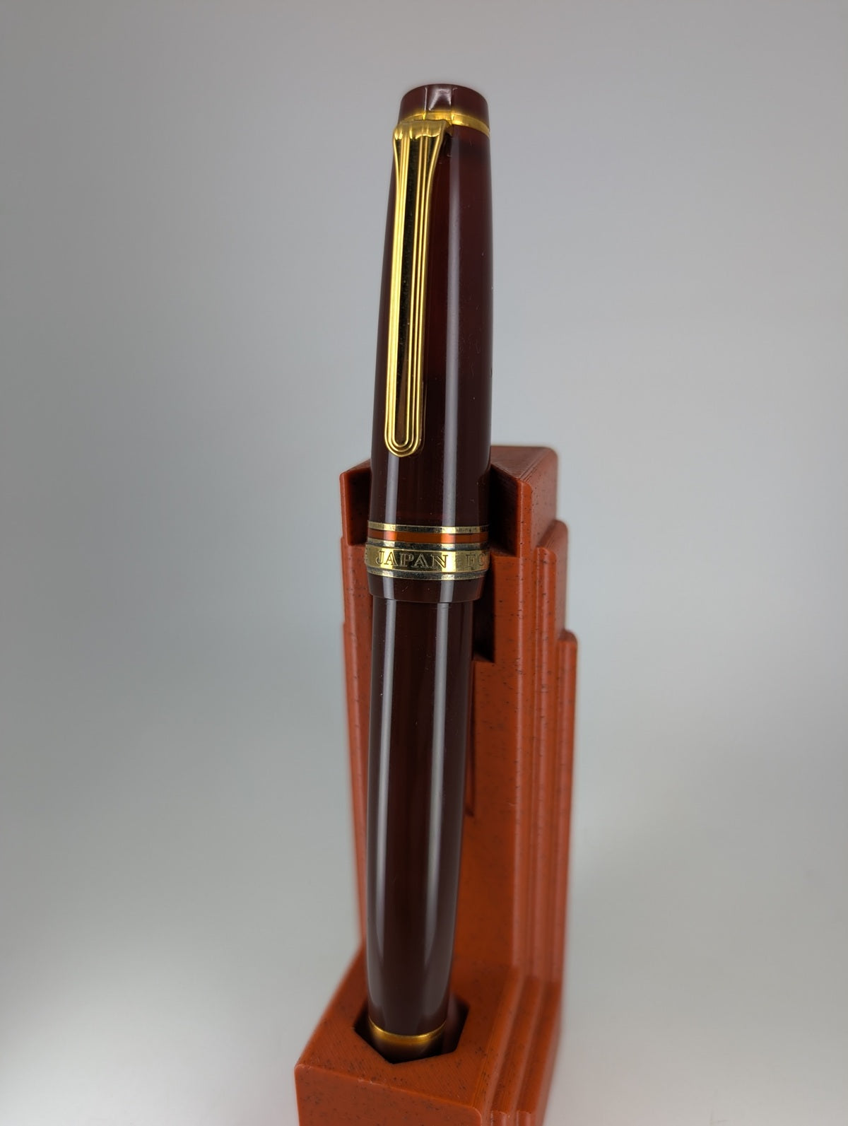 *Consignment* Sailor ProGear Maroon Fountain Pen 21k Gold Music Nib