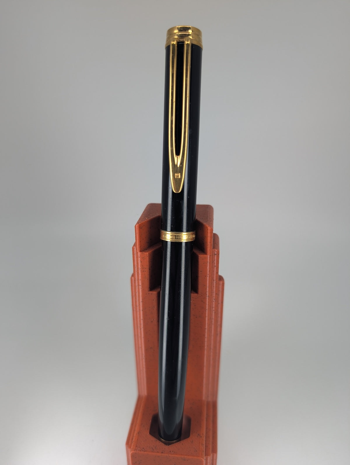 *Consignment* Waterman Gentleman Black Lacquer Fountain Pen 18k Medium Nib